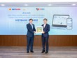 Ông Phạm Linh – Phó tổng giám đốc Vietbank (trái) trao quà lưu niệm cho ông Nguyễn Hữu Phúc - Phó tổng giám đốc VNPAY (phải) tại buổi lễ
