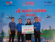 Anh Mai Xuân Hải - Bí thư Đoàn PVOIL tặng tượng trưng vé xe cho Đoàn Thanh niên các trường