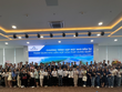 Các nhà đầu tư chụp hình cùng Ban lãnh đạo Tập đoàn Hòa Phát