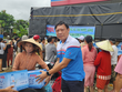 Đại diện PVOIL tặng nước uống cho đồng bào vùng lũ tại Miền Trung 