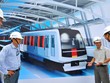 Các kỹ sư Việt Nam và Nhật Bản bên hình phối cảnh con tàu của tuyến đường sắt đô thị số 1 Bến Thành - Suối Tiên, TP.HCM. Ảnh: Minh Đức/tuoitre.vn