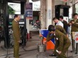 Nhà chức trách kiểm tra cây xăng trên đường Trần Khát Chân. Ảnh: Sơn Dương