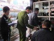 Lực lượng chức năng kiểm tra cơ sở kinh doanh phụ tùng ôtô ở quận Hai Bà Trưng