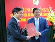 Đồng chí Phạm Minh Chính trao Quyết định cho đồng chí Bùi Văn Cường.