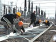 Công nhân Công ty Cổ phần Lắp máy (INCO) lắp đặt thiết bị xuất tuyến tại trạm biếp áp nhà máy nhiệt điện Cẩm Phả. (Ảnh: Ngọc Hà/TTXVN)
