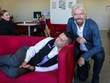 Richard Branson chụp ảnh cùng nhân viên ngủ gật. Ảnh: Virgin Australia