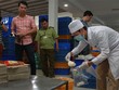 Kiểm tra số kem trộn tại cơ sở Tân Hoàng Gia. Ảnh: Báo LĐ và XH