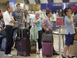 Hành khách của Delta Air Lines xếp hàng chờ làm thủ tục sau khi nhiều chuyến bay bị trễ do hệ thống mạng bị tấn công. Ảnh: AP.