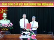 Đồng chí Đinh Thế Huynh trao Quyết định cho đồng chí Nguyễn Văn Thông. Ảnh Noichinh.vn