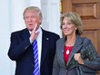Tổng thống đắc cử Mỹ Donald Trump và Bộ trưởng Giáo dục tương lai, tỷ phú Betsy DeVos. Ảnh: SIPA