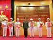 Thừa ủy quyền của Chủ tịch nước, Bộ trưởng Tô Lâm trao Quyết định của Chủ tịch nước tặng các đồng chí được thăng cấp bậc hàm cấp Tướng. Ảnh MPS
