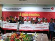 2 khách hàng TP HCM và 1 khách hàng Long An đến nhận giải ngày 8/2. Ảnh: Vietlott