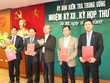 Đồng chí Trần Quốc Vượng, Ủy viên Bộ Chính trị, Bí thư Trung ương Đảng, Chủ nhiệm UBKT Trung ương trao Quyết định cho các đồng chí được điều động, bổ nhiệm.