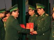 Trung tướng Phạm Huy Tập trao quyết định điều động, bổ nhiệm cho các cán bộ. Ảnh báo Biên phòng