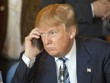 Hình ảnh ông Trump sử dụng chiếc điện thoại trước.