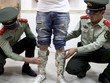 Một người bị bắt vì chuyển tiền lậu từ Trung Quốc sang Hong Kong. Ảnh: Reuters