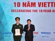 Tổng giám đốc Mytel - Nguyễn Thanh Nam (trái) trong buổi nhận giấy phép đầu tư sang Myanmar dịp kỷ niệm 10 năm đầu tư nước ngoài của Tập đoàn Viettel