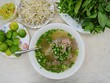 Tô phở Hòa lớn, đầy ắp bánh phở, thịt và nước lèo. “Ăn một phát là no ứ hự” Ảnh: Phong Vinh.