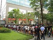 Hơn 4.000 người sắp hàng trong ngày đầu tiên H&M ra mắt tại TP HCM.
