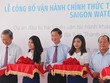 Lãnh đạo UBND TP HCM cắt băng khai trương tuyến buýt sông đầu tiên. Ảnh: Hữu Công