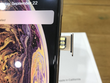 So với iPhone đời cũ, iPhone Xs Max có cơ chế đặt sim nằm ngửa, do đó việc gắn sim ghép khó khăn hơn. Ảnh: Thế Cường.