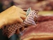 Người Trung Quốc có thể phải móc ví nhiều hơn cho các mặt hàng thiết yếu như thịt lợn, dầu ăn. Ảnh: Nikkei.