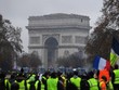 Phe "áo vàng" tập trung trước Khải Hoàn Môn trong cuộc biểu tình tại Paris hôm 1/12. Ảnh: AFP.