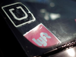 Logo của Uber và Lyft trên một xe hơi tại Mỹ. Ảnh: Reuters.