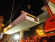 Dầm chữ U được cẩu lên trên cao tại công trường. Ảnh: Giang Huy.