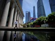 Một nhân viên làm việc tại quận tài chính Lujiazui ở Phố Đông (Thượng Hải). Ảnh: Reuters
