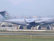 Máy bay C-17 Globemaster III đáp xuống sân bay Nội Bài lúc hơn 13h ngày 20/2. Ảnh: Bá Đô
