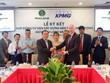 Đại diện lãnh đạo Công ty Phú Long và KPMG ký kết hợp đồng tư vấn xây dựng nền tảng hoạt động.