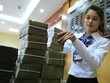 Không ít nhân viên ngân hàng cho rằng công việc hiện nay rất áp lực và đầy rủi ro. Ảnh minh họa.