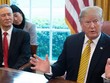 Tổng thống Mỹ Donald Trump (phải) trong một cuộc họp về thương mại với Phó thủ tướng Trung Quốc Lưu Hạc (ngoài cùng bên trái) tại Nhà Trắng hồi đầu tháng 4. Ảnh: AFP.