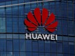 Logo của tập đoàn Huawei bên ngoài một tòa nhà ở Vilnius, Lithuania. Ảnh: Reuters.