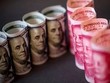 Đồng đôla Mỹ và nhân dân tệ Trung Quốc. Ảnh: Bloomberg