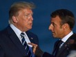 Tổng thống Trump (trái) và Tổng thống Macron trong buổi chụp hình tối 25/8. Ảnh: AFP.