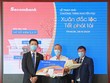 Ông Nguyễn Minh Tâm – Phó tổng giám đốc Sacombank (bên trái) trao sổ tiết kiệm trị giá 2,5 tỷ đồng cho khách hàng Hà Văn Thường (giữa), người may mắn trúng giải đặc biệt chương trình khuyến mãi “Xuân đắc lộc – Tết phát tài”.