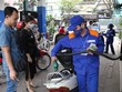Nhân viên Petrolimex đang bán xăng cho khách hàng. (Ảnh: Đức Duy/Vietnam+)