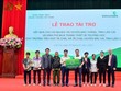 Ông Lê Hoàng Tùng - Phó tổng giám đốc Vietcombank (thứ 5 từ phải sang) cùng ông Đặng Việt Hùng – Bí thư Chi bộ, Giám đốc Vietcombank Lào Cai (ngoài cùng bên phải) trao biểu trưng số tiền 300 triệu đồng cho 6 hộ gia đình khó khăn tại huyện Bảo Thắng.
