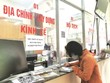 Khách hàng làm thủ tục nộp tiền sử dụng đất tại TP.HCM 