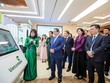Đại diện Vietcombank, bà Đoàn Hồng Nhung, Giám đốc Khối Bán lẻ giới thiệu với Thủ tướng Chính phủ và các đại biểu tính năng đăng ký chữ ký số trên app VCB Digibank.
