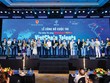 Đại diện các trường đại học và doanh nghiệp cam kết tham gia, đồng hành cùng VietChain Talents nhận hoa cảm ơn từ đại diện Ban tổ chức.