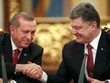 Thủ tướng Ukraine, ông Petro Poroshenko bắt tay Thủ tướng Thổ Nhĩ Kỳ Tayyip Erdogan trong cuộc gặp mặt tại Kiev