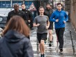 CEO Facebook chạy thể dục với các vệ sỹ vây quanh