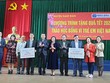 Đại diện Ban tổ chức và các nhà tài trợ trao biển lưu niệm học bổng và quà tết 2021