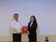 Thứ trưởng Nguyễn Đức Chi trao Quyết định cho bà Tạ Thanh Bình