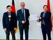Tham tán Thương mại Việt Nam tại Đức - ông Bùi Vương Anh, ông Carsten Hasbach - Giám đốc Quan hệ Chính phủ của Siemens Energy và ông Nguyễn Thanh Hùng - Phó chủ tịch HĐQT Bamboo Capital (từ phải sang trái)
