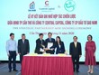 Bà Trần Thị Dịu Hòa (Phải) cùng đại diện UBND TP. Cẩn Thơ ký kết bản ghi nhớ hợp tác chiến lược (ảnh: Trọng Tín)