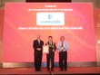 Đại diện Khang Điền nhận giải thưởng Top 10 doanh nghiệp niêm yết uy tín nhất năm 2019 từ Ban tổ chức.